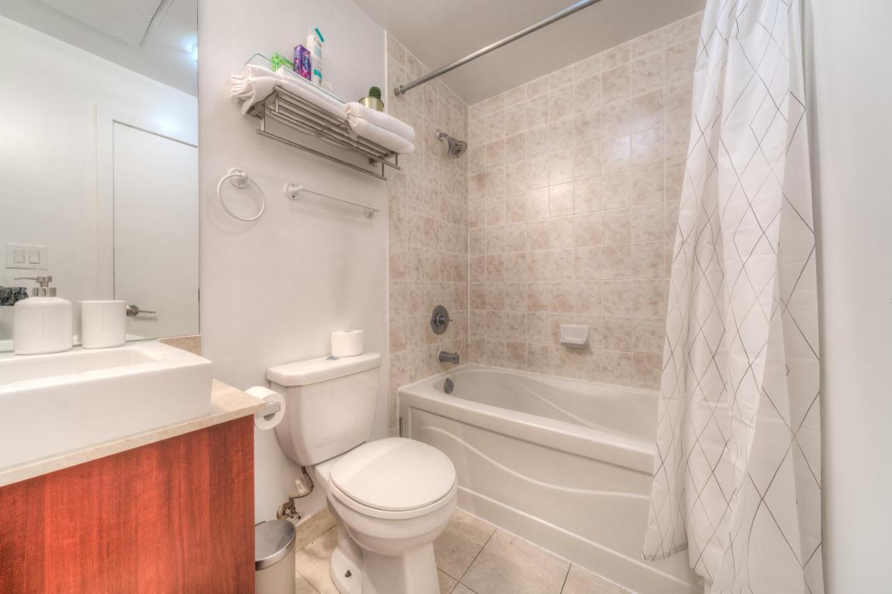 Stylish Newly Furnished Condo With Beautiful Lake View Toronto Luaran gambar
