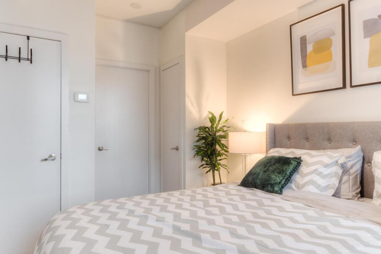 Stylish Newly Furnished Condo With Beautiful Lake View Toronto Luaran gambar