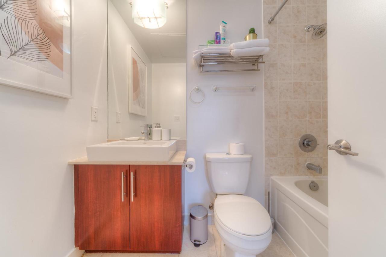 Stylish Newly Furnished Condo With Beautiful Lake View Toronto Luaran gambar